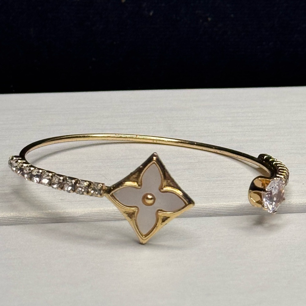 NWOT Gold Tone Sparkling White Clover Open Cuff Bracelet